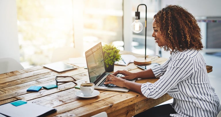 woman-using-laptop-bright-sun